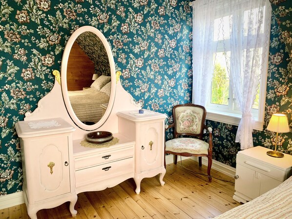 3 bedrooms, iron/ironing board, travel crib, free WiFi