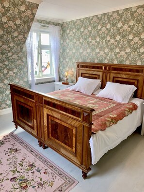 3 bedrooms, iron/ironing board, travel crib, free WiFi - Beautiful historic Norwegian house in picturesque fishing village. (Vestland)