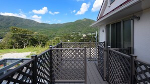 A balcony with a view of a mountainous landscape. - Wakoso Harmonious Light South (Hakone)