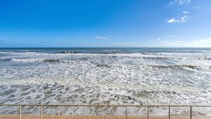 Una playa con olas y cielo despejado.