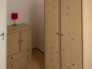 Shared Dormitory, 1 Bedroom, Balcony, Garden View | Interior - Room in Apartment - Normanton - Budget Double Room (Birmingham)