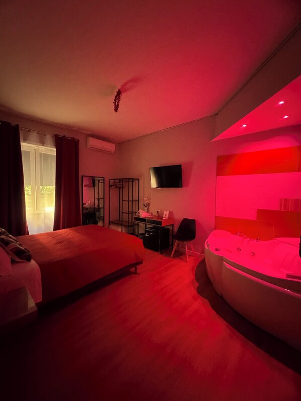 Romantic Double Room, Courtyard View | Down comforters, individually decorated, individually furnished, desk - Vomero Suite and deluxe room (Naples)