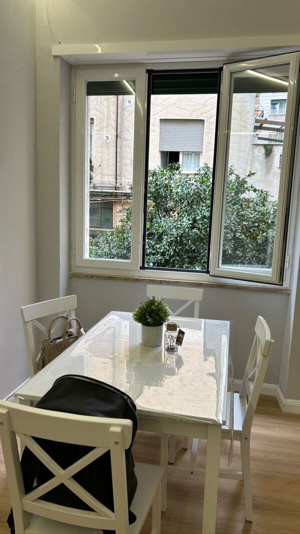 Een 40-inch smart-tv met digitale zenders en boeken