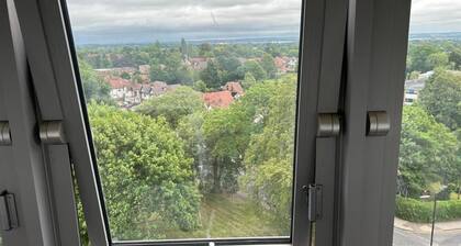 Room in Apartment - Normanton - Family Room With Balcony