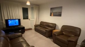 Shared Dormitory, 1 Bedroom, Balcony, Garden View | Living area - Room in Apartment - Normanton - Family Room With Balcony (Birmingham)