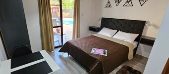 Pieza Privada con Pileta en el Centro de Puerto Iguazú - 1