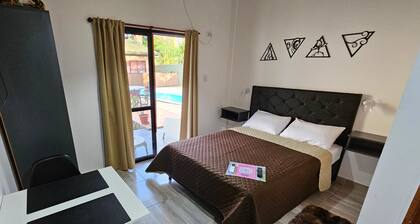 Pieza Privada con Pileta en el Centro de Puerto Iguazú - 1