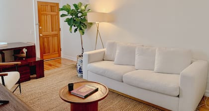 Spacious apt in SW Brooklyn on a tree-lined st. 10min to R train, 9min to Ferry.