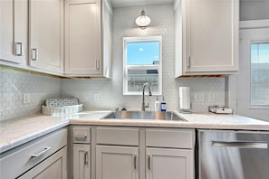 Kylskåp, mikrovågsugn, ugn och spishäll