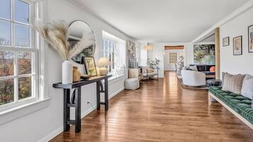 TV connectée, cheminée, table de tennis de table, livres