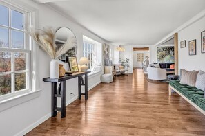 Smart TV, fireplace, ping pong, books - The Art House: 5-Acre Private Getaway w/ Firepit & AC (Bridgewater)