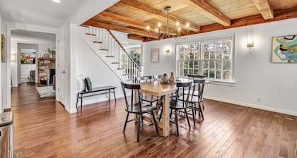 The Art House: 5-Acre, Private Getaway with Fireplace