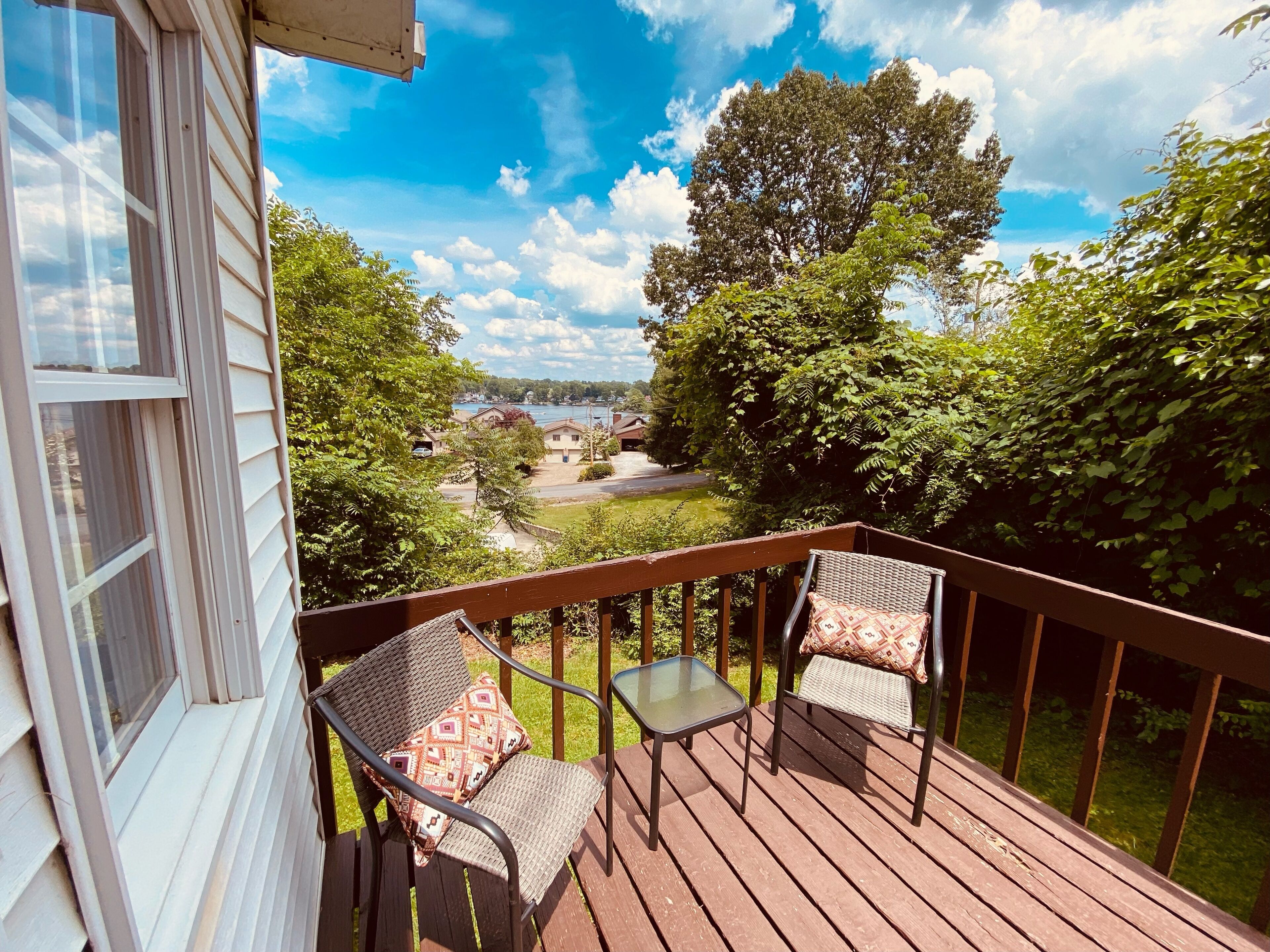 KC's Cozy Cape - Free WiFi, King bedroom, Lake Views, and BRAND NEW AC!