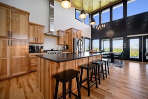 Fridge, microwave, oven, stovetop - 30 Mile Mountain View cabin in Hochatown, pool, hot tub, game room, soaker tub (Broken Bow)