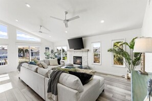 Smart TV, lareira, livros