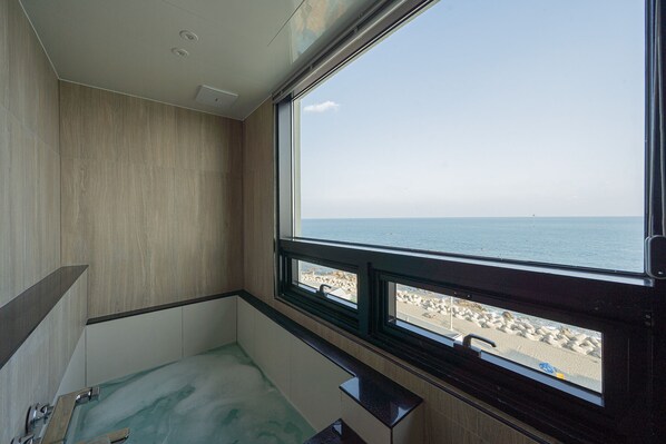 Familie suite | Luxe beddengoed, donsdekens, bedden met traagschuimmatrassen, een bureau