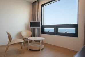 家庭套房 | 高档床上用品、羽绒被、记忆海绵床垫、办公桌