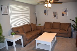 Living area - Roomy 3 Bed 2.5 Bath Townhouse Close GCU (Phoenix)