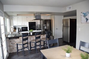 Private kitchen - Roomy 3 Bed 2.5 Bath Townhouse Close GCU (Phoenix)