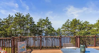 Lakefront Penthouse Retreat: Stunning Views, Bar, Golf & Fun on Castle Rock Lake