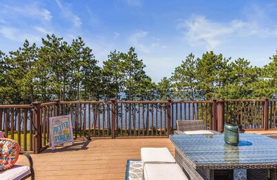 Lakefront Penthouse Retreat: Stunning Views, Bar, Golf & Fun on Castle Rock Lake