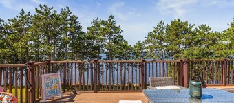 Lakefront Penthouse Retreat: Stunning Views, Bar, Golf & Fun on Castle Rock Lake