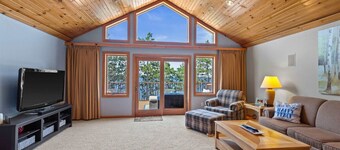 Lakefront Penthouse Retreat: Stunning Views, Bar, Golf & Fun on Castle Rock Lake