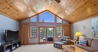 Lakefront Penthouse Retreat: Stunning Views, Bar, Golf & Fun on Castle Rock Lake