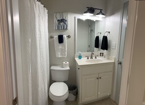 Dusche, Haartrockner, Handtücher, Toilettenpapier