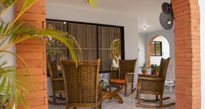 OASIS OF PEACE- Spacious 4 bedroom house w/garden!