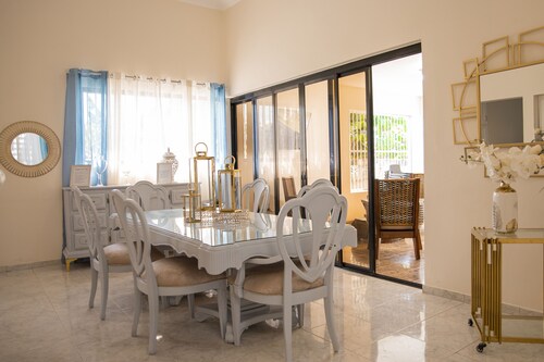 OASIS OF PEACE- Spacious 4 bedroom house w/garden!