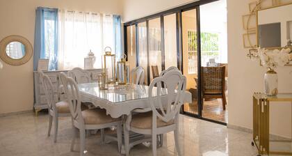 OASIS OF PEACE- Spacious 4 bedroom house w/garden!