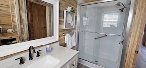 Shower, hair dryer, towels, toilet paper - Lake Cove! Located directly on a small community lake!  (Tunnel Hill)
