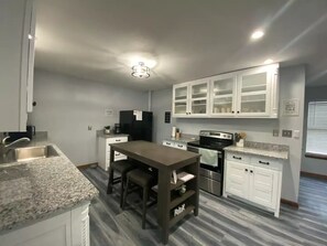 Private kitchen - Riverfront, Fire Pit, Arcade room, Pool Table, Air Hockey, Table Tennis, kayaks! (Weatherford)