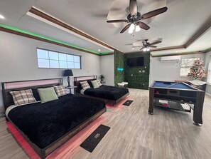 1 bedroom, free WiFi, bed sheets - Riverfront, Fire Pit, Arcade room, Pool Table, Air Hockey, Table Tennis, kayaks! (Weatherford)