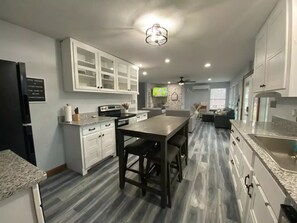 Private kitchen - Riverfront, Fire Pit, Arcade room, Pool Table, Air Hockey, Table Tennis, kayaks! (Weatherford)