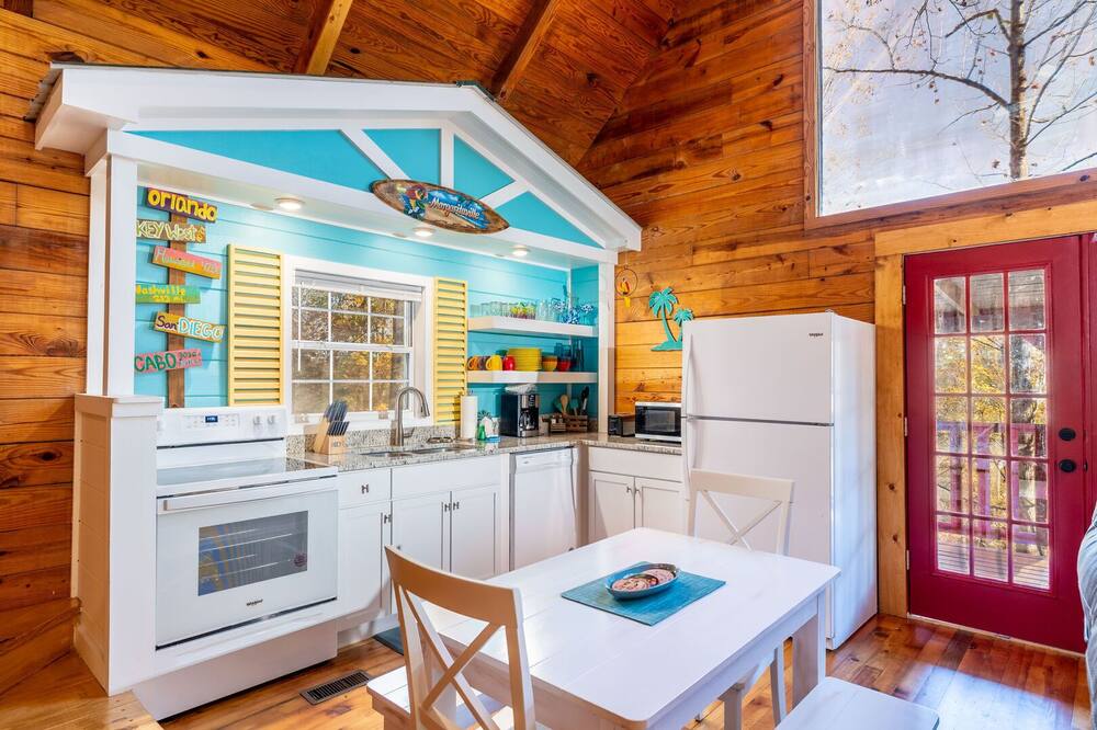 Family Paradise! Hot Tub, Game room, Pet Friendly