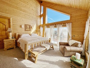 5 bedrooms, iron/ironing board, WiFi, bed sheets