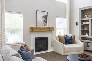 Una Smart TV, una chimenea, un futbolín, una mesa de tenis de mesa