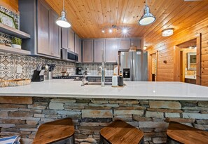 Fridge, microwave, oven, stovetop - Outdoor Playset | Game Room | Fire Pit | Hot Tub (Broken Bow)