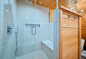 Shower, hair dryer, towels, shampoo - Outdoor Playset | Game Room | Fire Pit | Hot Tub (Broken Bow)