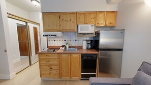 Een koelkast, een magnetron, een kookplaat, een vaatwasser