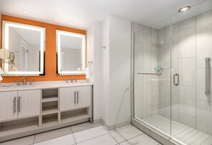 シャワー、ヘアドライヤー、タオル、石鹸