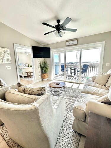 Wake Up on the River!  Walk to charming Downtown Darien.  w/boat slip