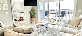 Wake Up on the River!  Walk to charming Downtown Darien.  w/boat slip