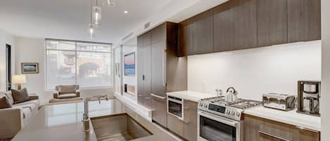 Réfrigérateur, micro-ondes, four, plaque de cuisson