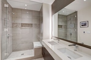 Douche, séchoir à cheveux, serviettes fournies