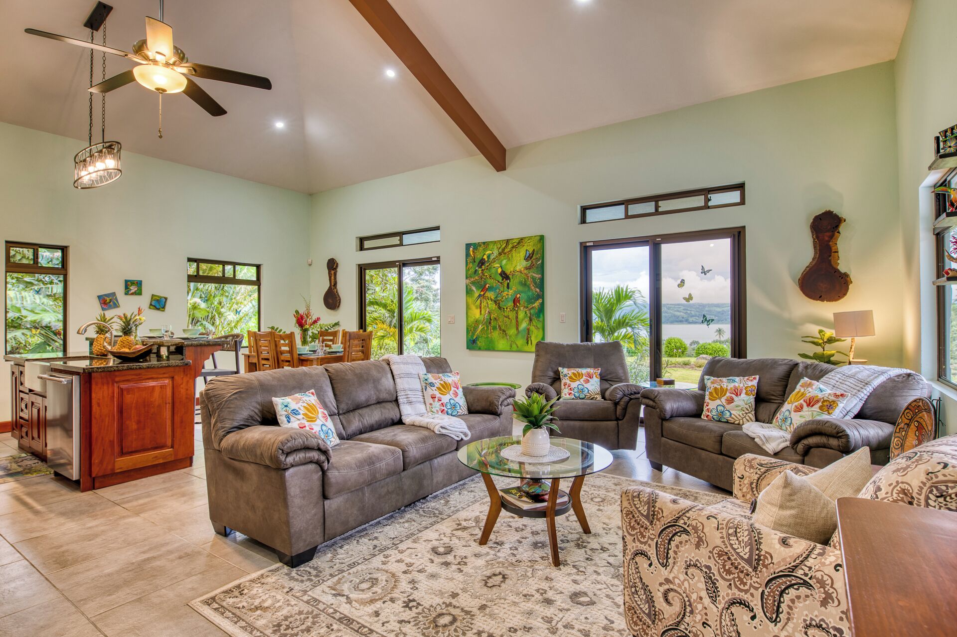 Älytelevisio, DVD-soitin, pöytätennispöytä, kirjoja