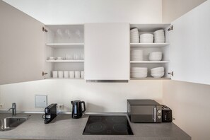 Fridge, microwave, oven, dishwasher - Stellar Kreuzberg 2BR, by Blueground (Berlin)