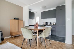 Dining - Sleek Charlottenburg 1BR, Fully Furnished & Equipped, by Blueground (Berlin)